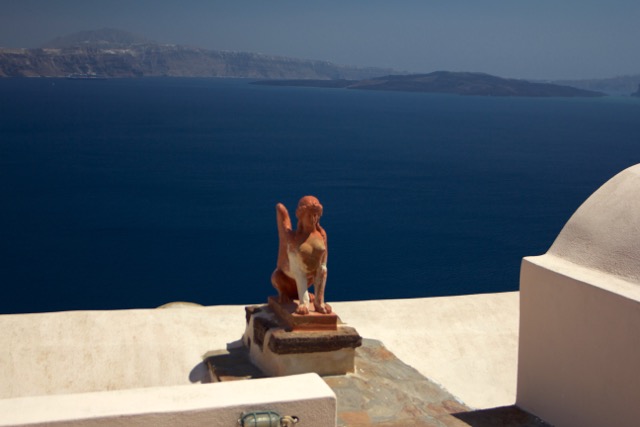 Statue in Oia